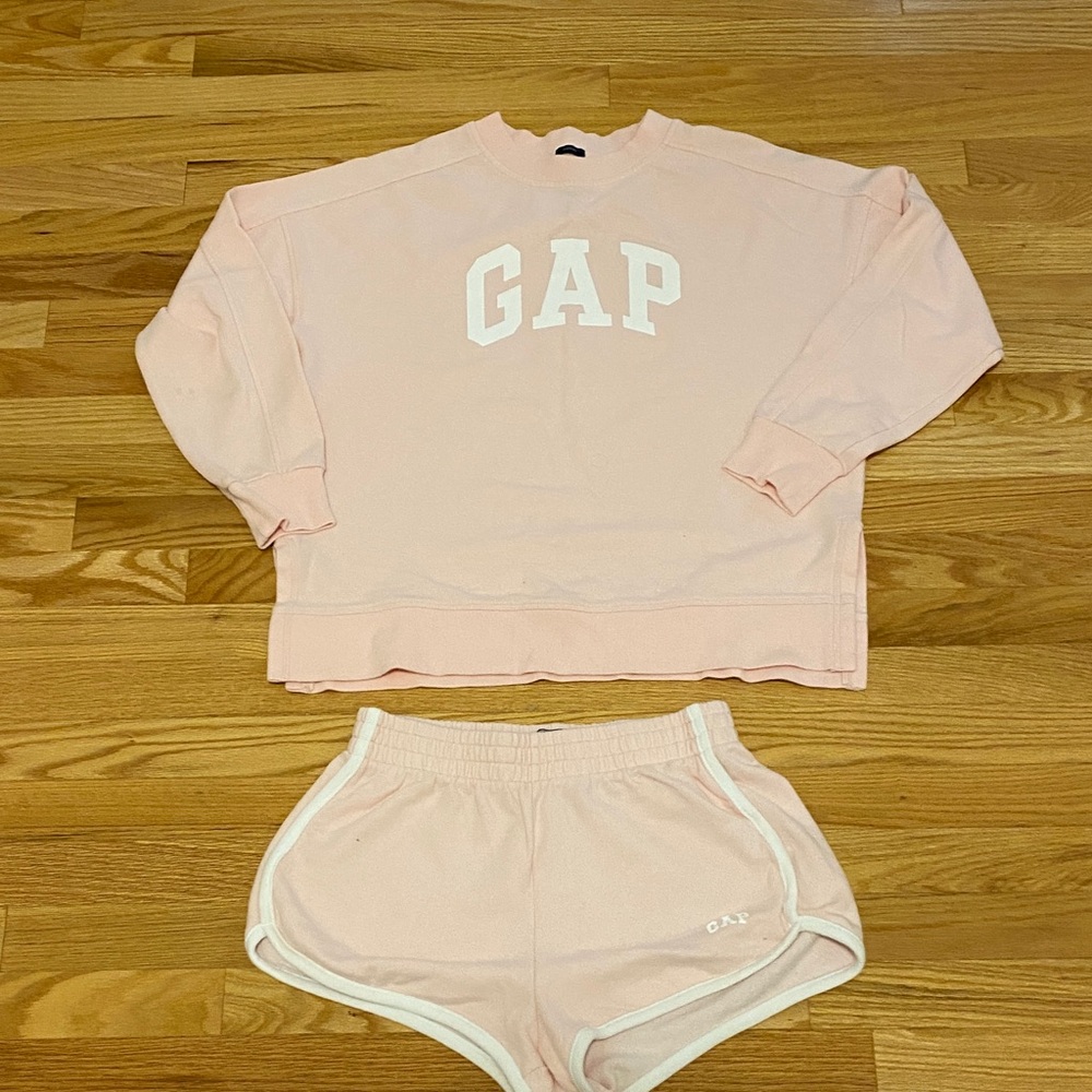 GAP over sized sweat shirt and mini shorts women